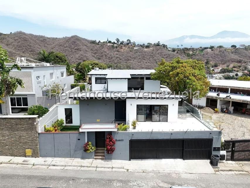 Casa (Duplex) en Venta en Prados del Este, Distrito Metropolitano - 3