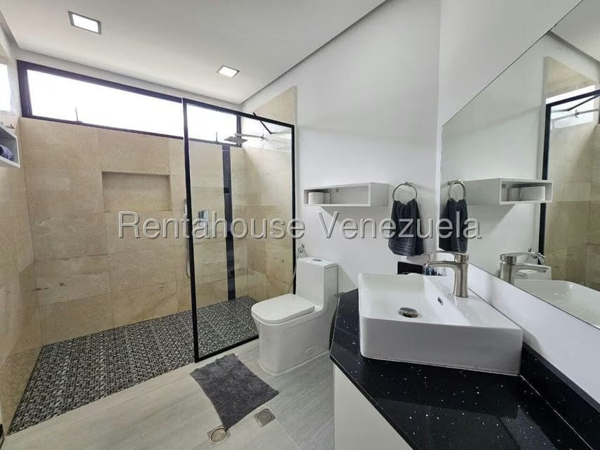 Casa (Duplex) en Venta en Prados del Este, Distrito Metropolitano - 42