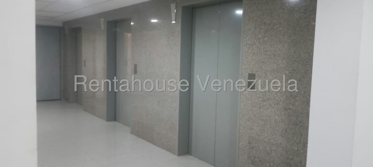 Comercial (Oficina) en Alquiler en Los Dos Caminos, Distrito Metropolitano - 4