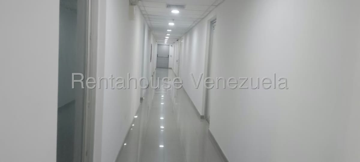Comercial (Oficina) en Alquiler en Los Dos Caminos, Distrito Metropolitano - 5