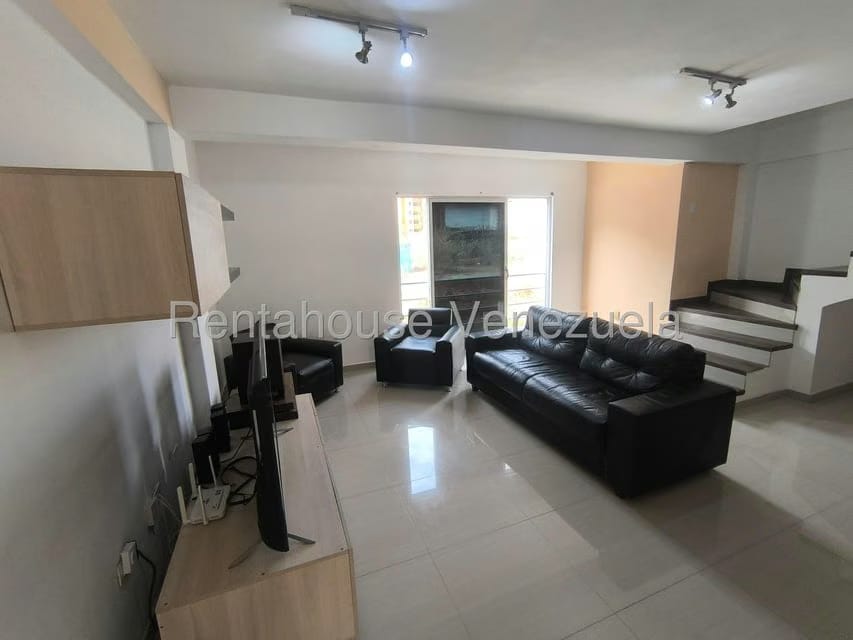 Townhouse (Duplex) en Alquiler en El Rincon, Carabobo - 2