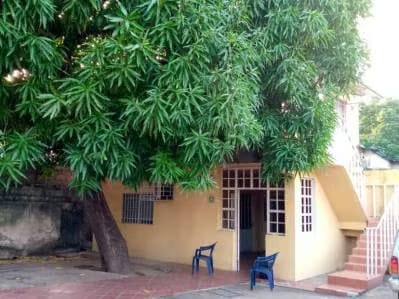 Casa de dos niveles, en pleno Centro de Anaco.