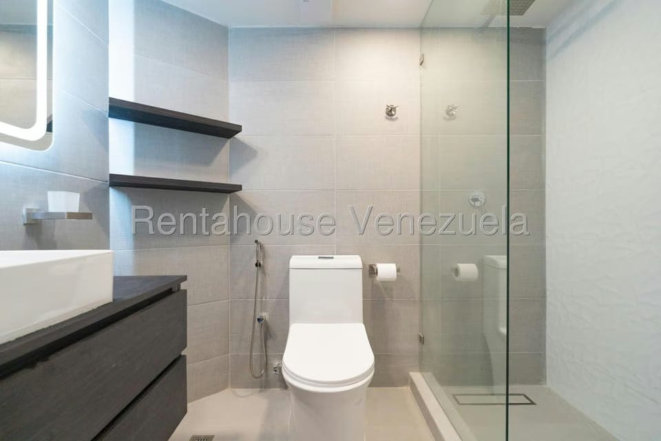 Apartamento (1 Nivel) en Alquiler en Los Chorros, Distrito Metropolitano - 16