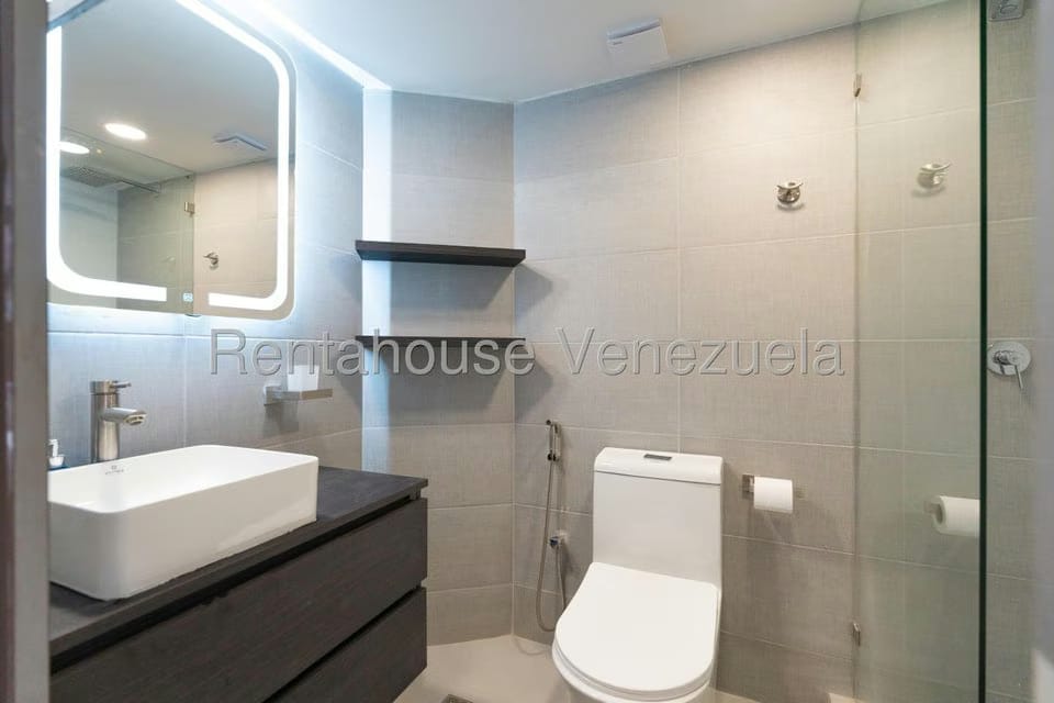 Apartamento (1 Nivel) en Alquiler en Los Chorros, Distrito Metropolitano - 17