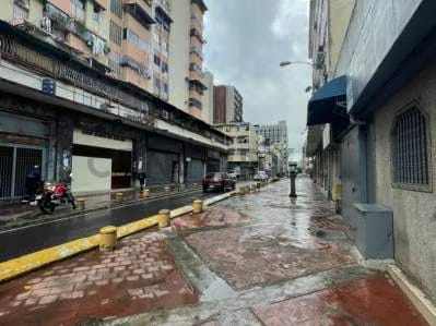 Venta local comercial Av Urdaneta a una cuadra