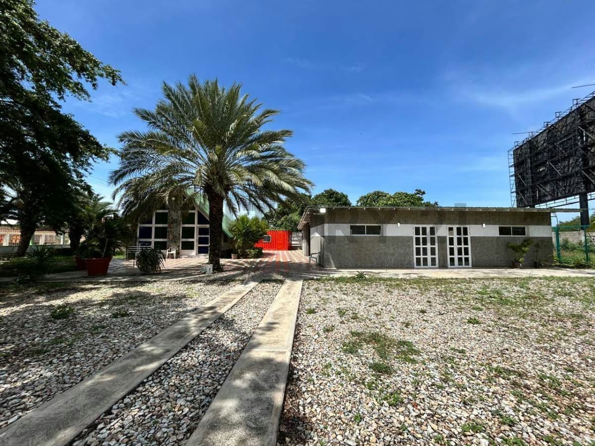 Terreno con locales comerciales - 2