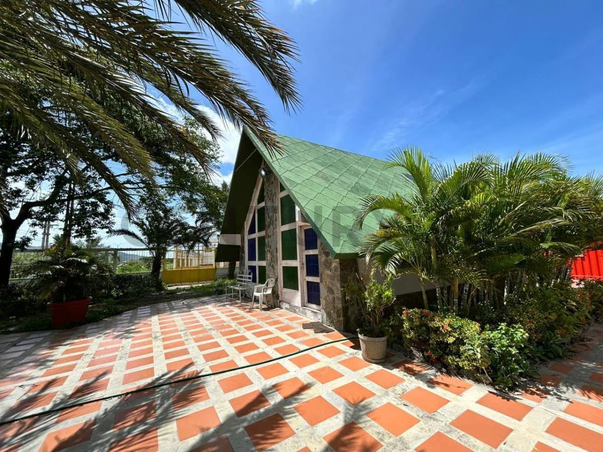 Terreno con locales comerciales - 3