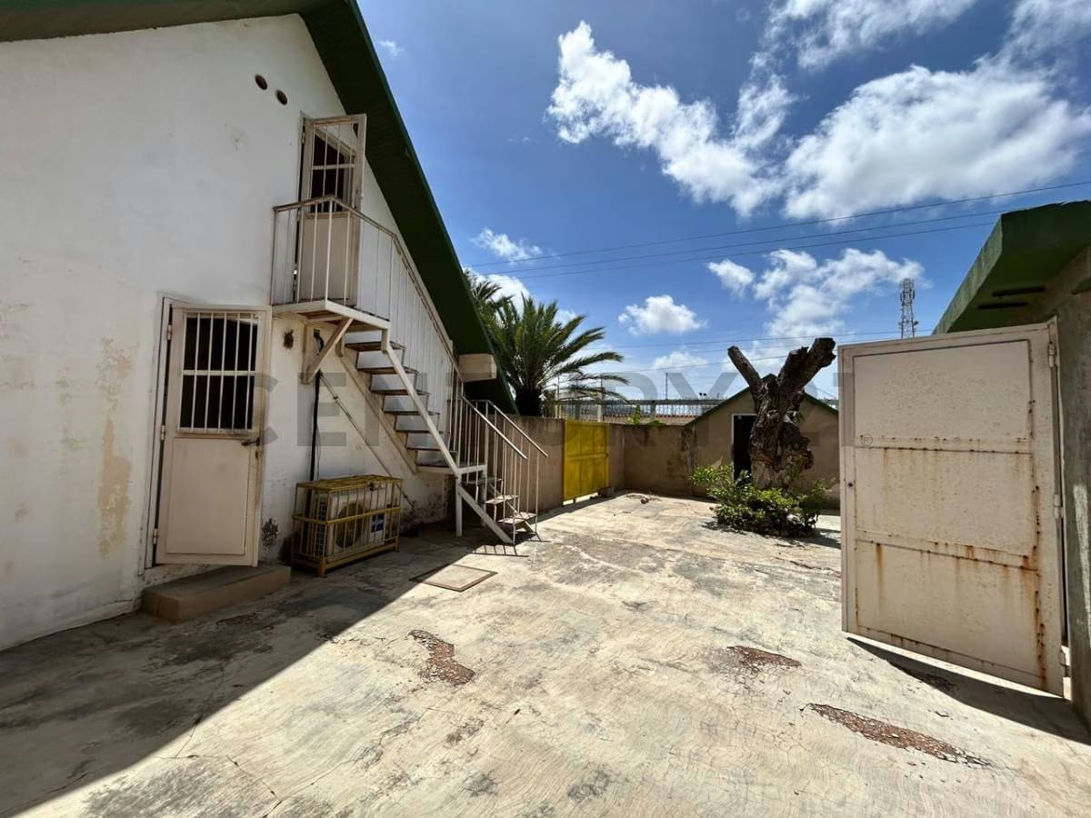 Terreno con locales comerciales - 9