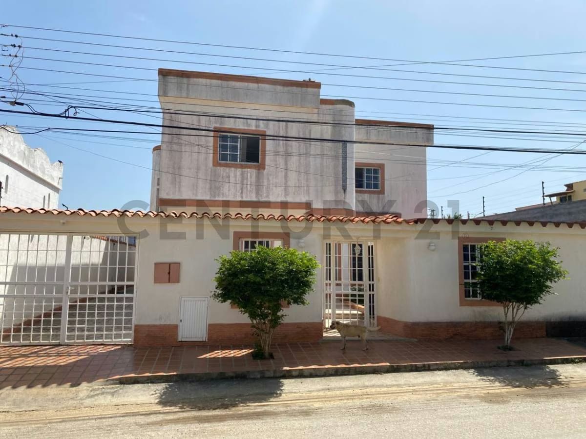 Venta de Casa Dúplex Moderna | 4 Habitaciones + Piscina | Isla de Margarita