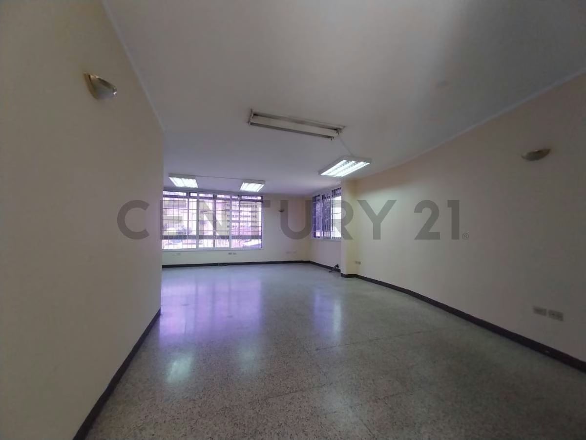 En venta espaciosa y Confortable Oficina ubicada en Sabana Grande - 11