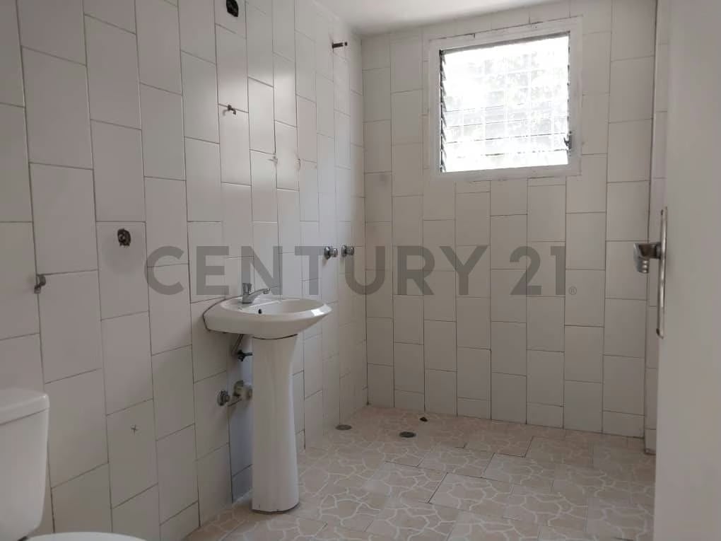 En venta espaciosa y Confortable Oficina ubicada en Sabana Grande - 13