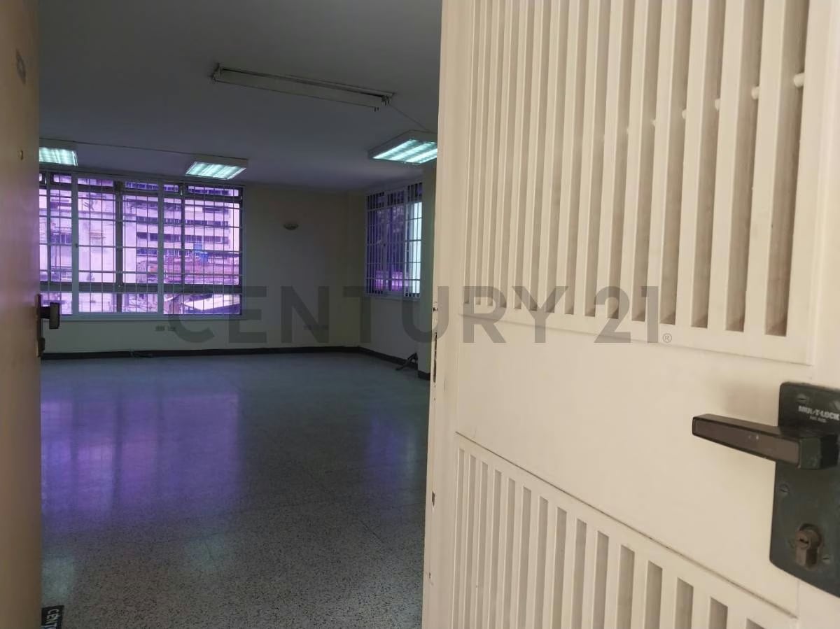 En venta espaciosa y Confortable Oficina ubicada en Sabana Grande - 4