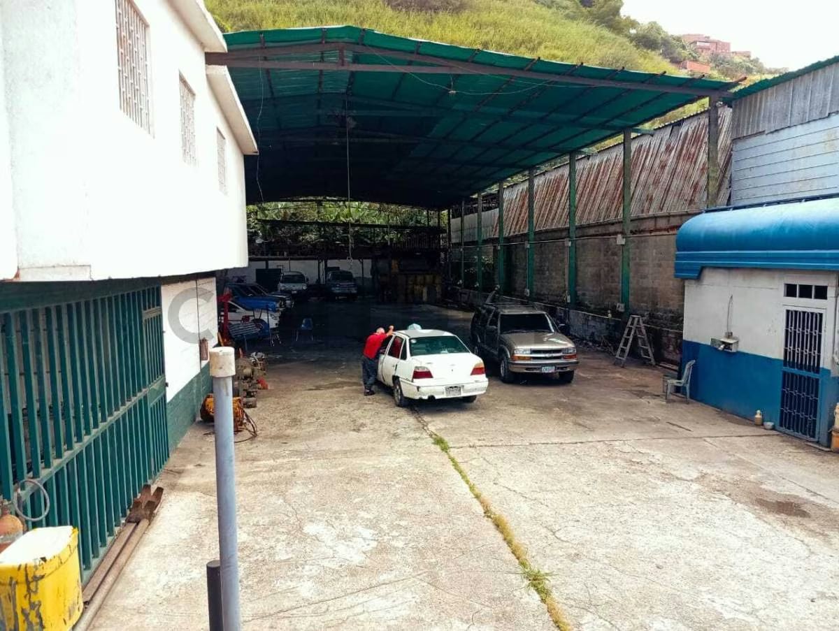 Venta de Propiedad Industrial Metalurgia con Galpon - 1328 m2 - 13