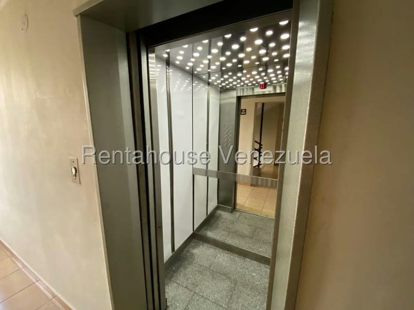 Apartamento (1 Nivel) en Alquiler en Colinas de La Tahona, Distrito Metropolitano - 12