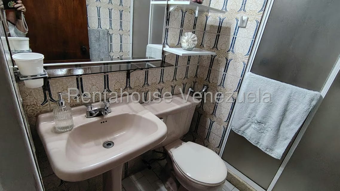 Apartamento (1 Nivel) en Alquiler en Los Palos Grandes, Distrito Metropolitano - 16