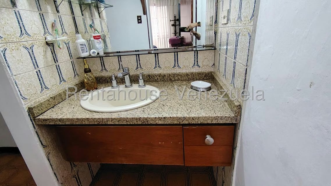 Apartamento (1 Nivel) en Alquiler en Los Palos Grandes, Distrito Metropolitano - 19