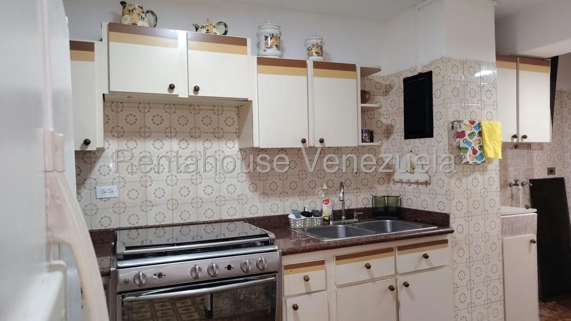 Apartamento (1 Nivel) en Alquiler en Los Palos Grandes, Distrito Metropolitano - 10