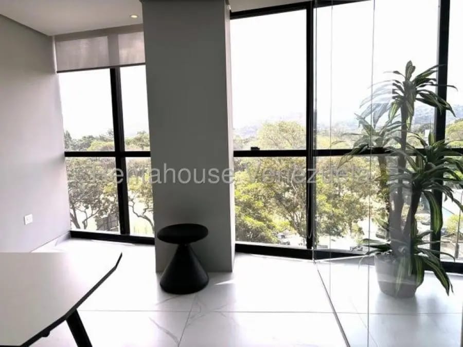 Oficina en Alquiler en los dos caminos Caracas
