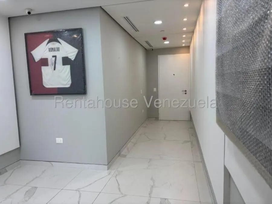 Oficina en Alquiler en los dos caminos Caracas - 6