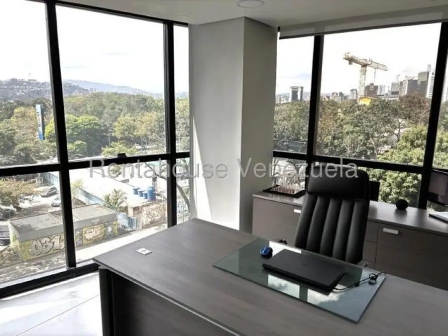 Oficina en Alquiler en los dos caminos Caracas - 9