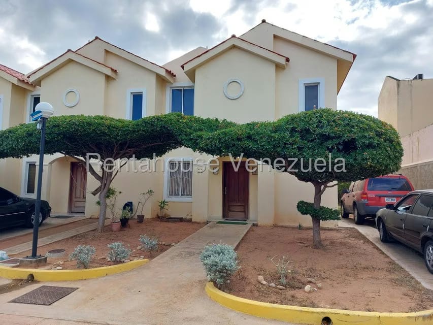 Townhouse (Duplex) en Alquiler en Avenida Milagro Norte, Zulia