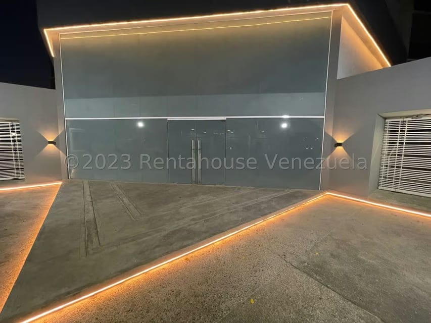 Comercial (Local Comercial) en Alquiler en Los Dos Caminos, Distrito Metropolitano - 2