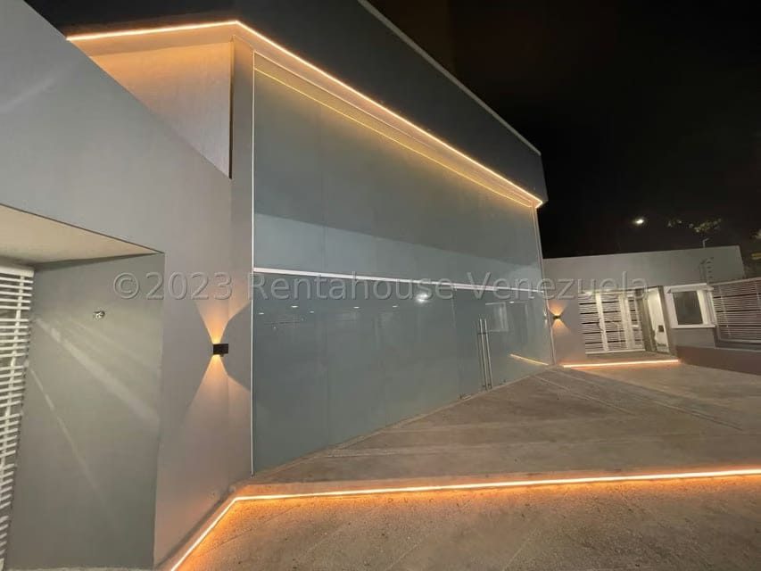 Comercial (Local Comercial) en Alquiler en Los Dos Caminos, Distrito Metropolitano - 3