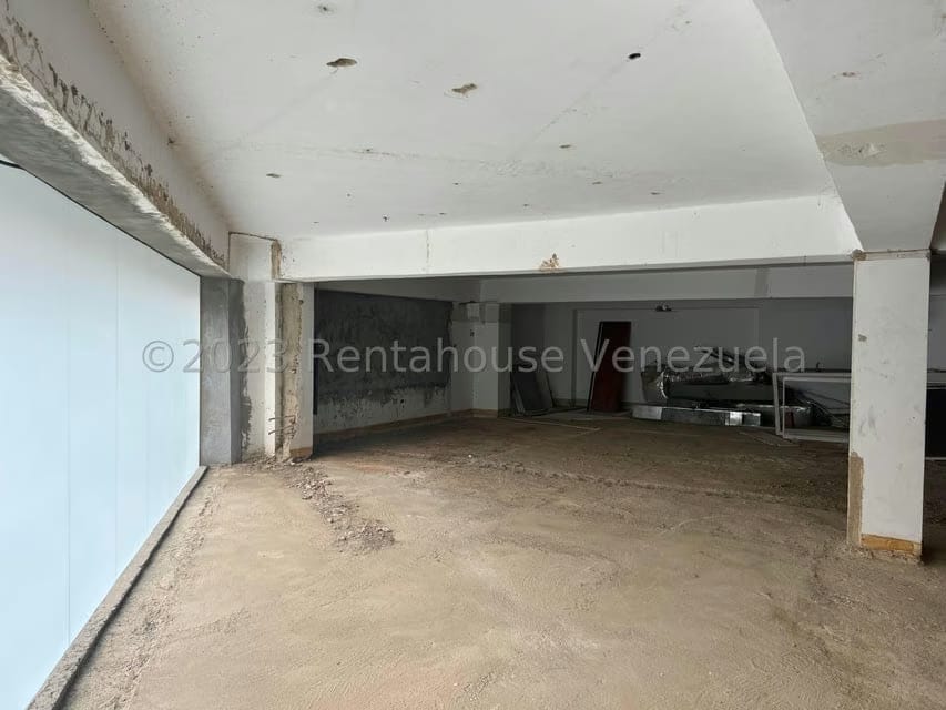 Comercial (Local Comercial) en Alquiler en Los Dos Caminos, Distrito Metropolitano - 4