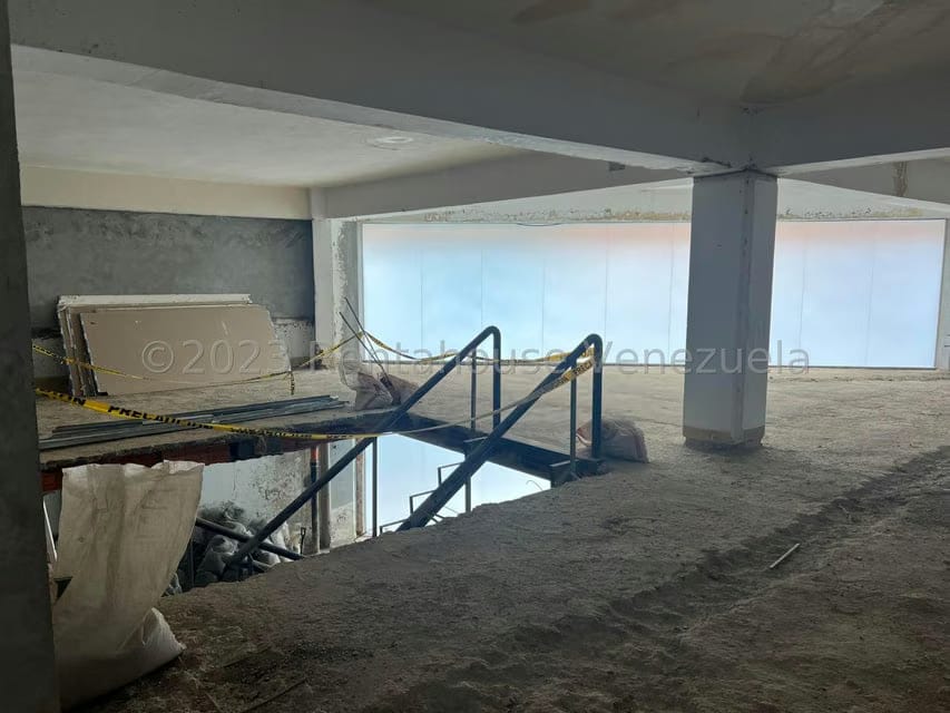 Comercial (Local Comercial) en Alquiler en Los Dos Caminos, Distrito Metropolitano - 6