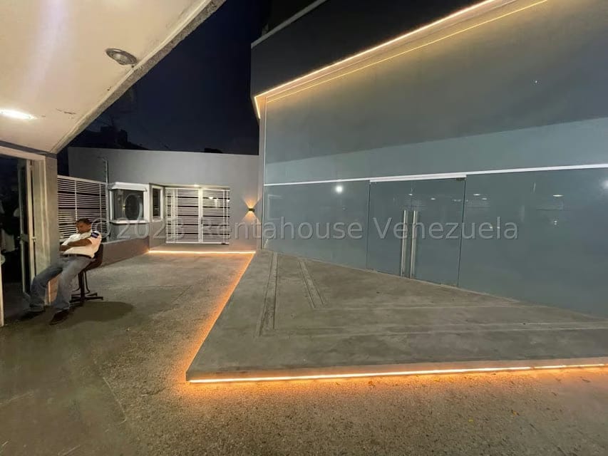 Comercial (Local Comercial) en Alquiler en Los Dos Caminos, Distrito Metropolitano - 8