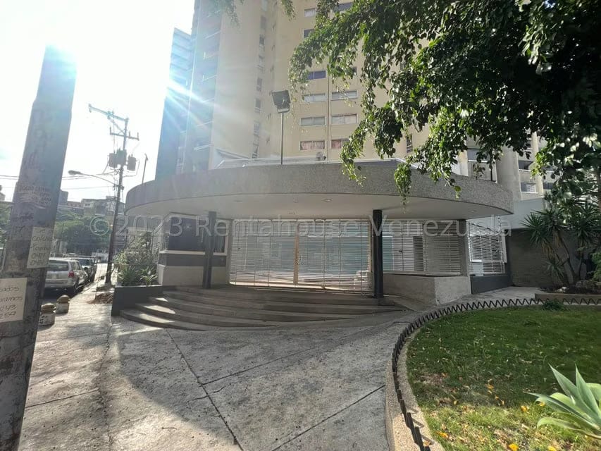 Comercial (Local Comercial) en Alquiler en Los Dos Caminos, Distrito Metropolitano - 9