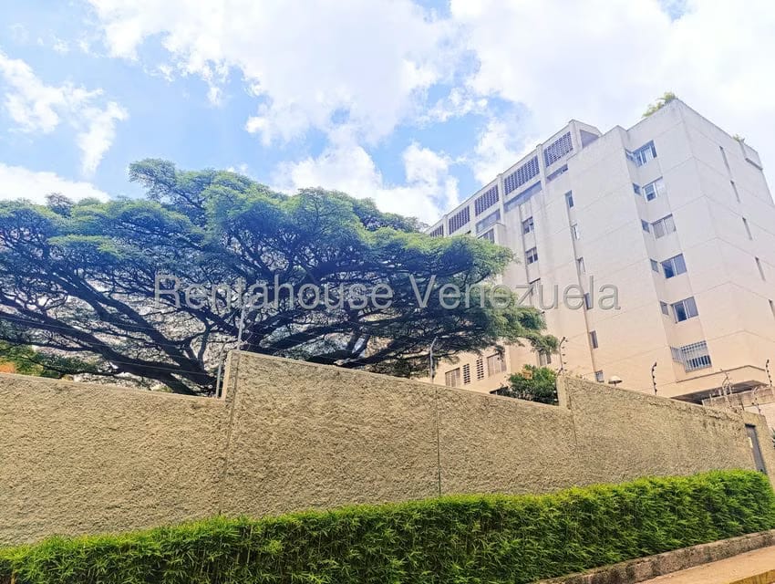 Apartamento (Duplex) en Venta en Los Palos Grandes, Distrito Metropolitano - 2