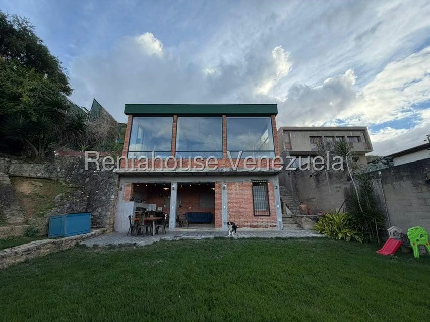 Casa (Multipes Niveles) en Venta en Prados del Este, Distrito Metropolitano