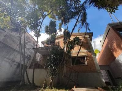 En venta casa para remodelar, con excelente ubicación en Los Palos Grandes - 2