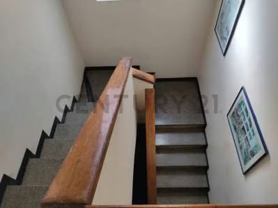 En venta casa para remodelar, con excelente ubicación en Los Palos Grandes - 4