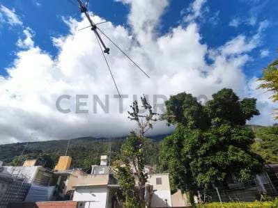 En venta casa para remodelar, con excelente ubicación en Los Palos Grandes - 5