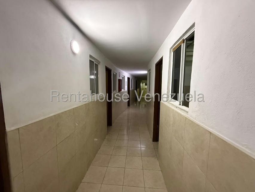 Comercial (Local Comercial) en Venta en Los Dos Caminos, Distrito Metropolitano - 2