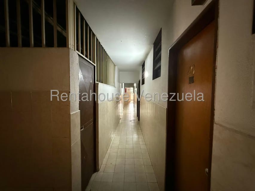 Comercial (Local Comercial) en Venta en Los Dos Caminos, Distrito Metropolitano - 3