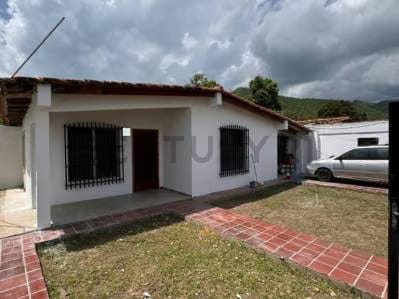 Casa en Avenida Principal de Guanta, Urbanización Las Palmas