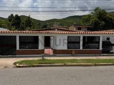 Casa en Avenida Principal de Guanta, Urbanización Las Palmas - 2