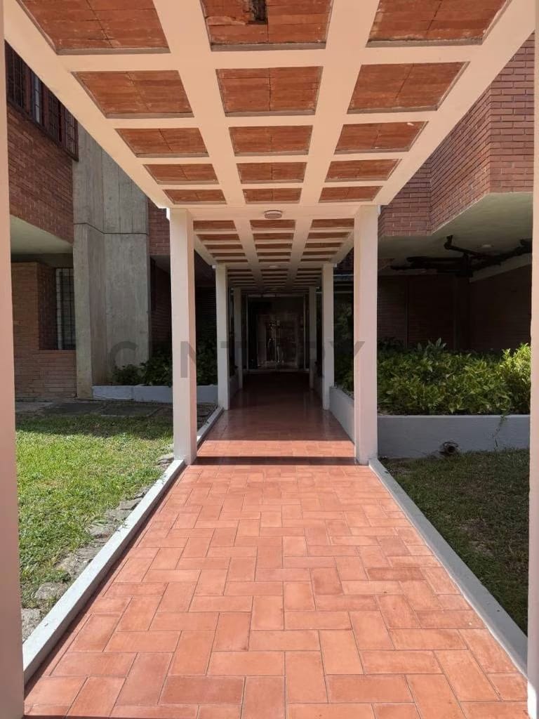 HERMOSO APARTAMENTO ACTUALIZADO EN VENTA URBANIZACION SANTA SOFIA - 2