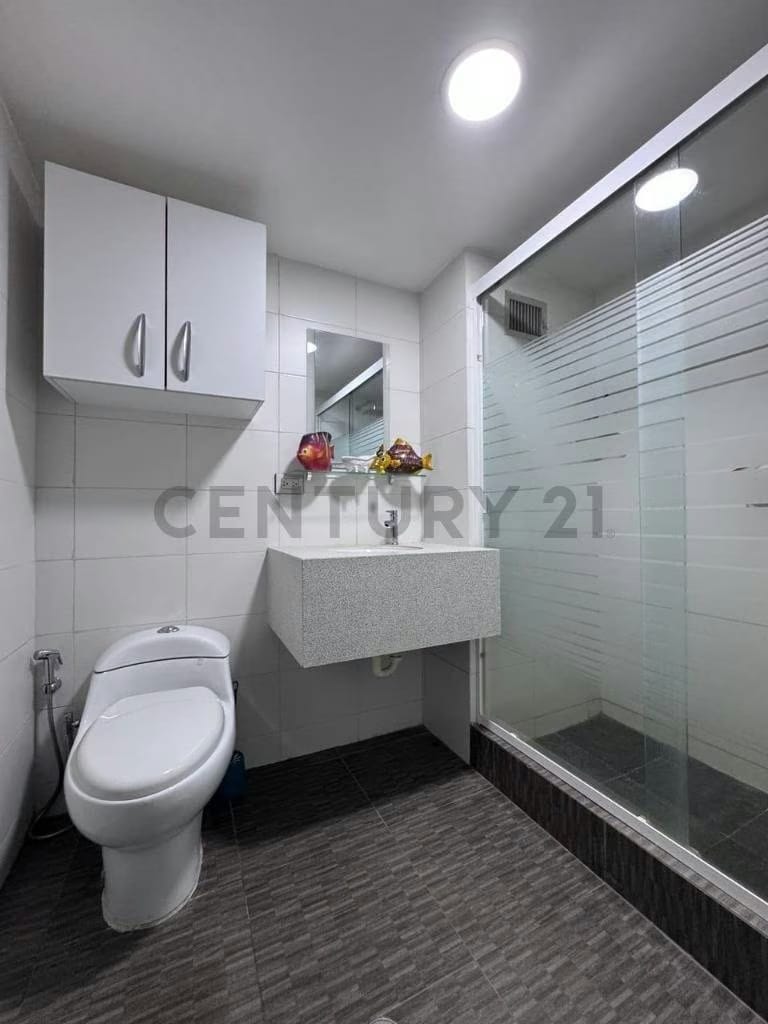 HERMOSO APARTAMENTO ACTUALIZADO EN VENTA URBANIZACION SANTA SOFIA - 13