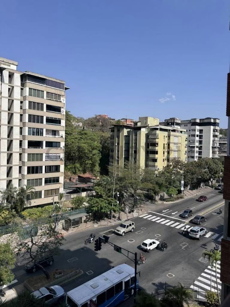 HERMOSO APARTAMENTO ACTUALIZADO EN VENTA URBANIZACION SANTA SOFIA - 16