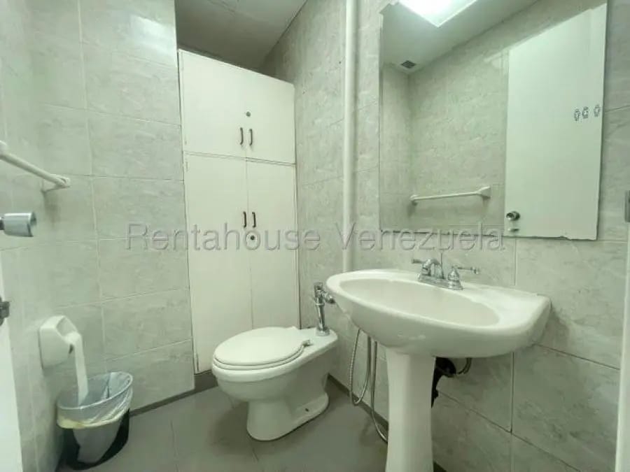 Oficina en Alquiler en el rosal Caracas - 12