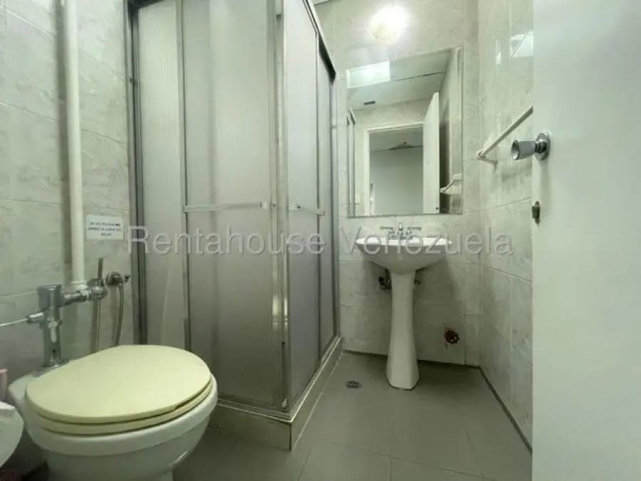 Oficina en Alquiler en el rosal Caracas - 13