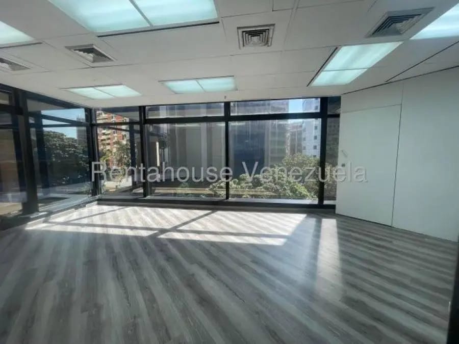 Oficina en Alquiler en el rosal Caracas - 4