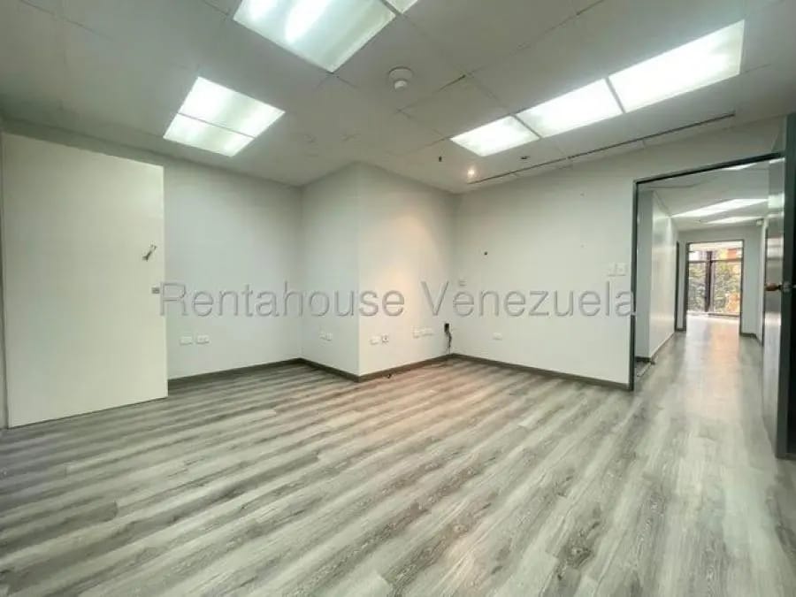 Oficina en Alquiler en el rosal Caracas - 9