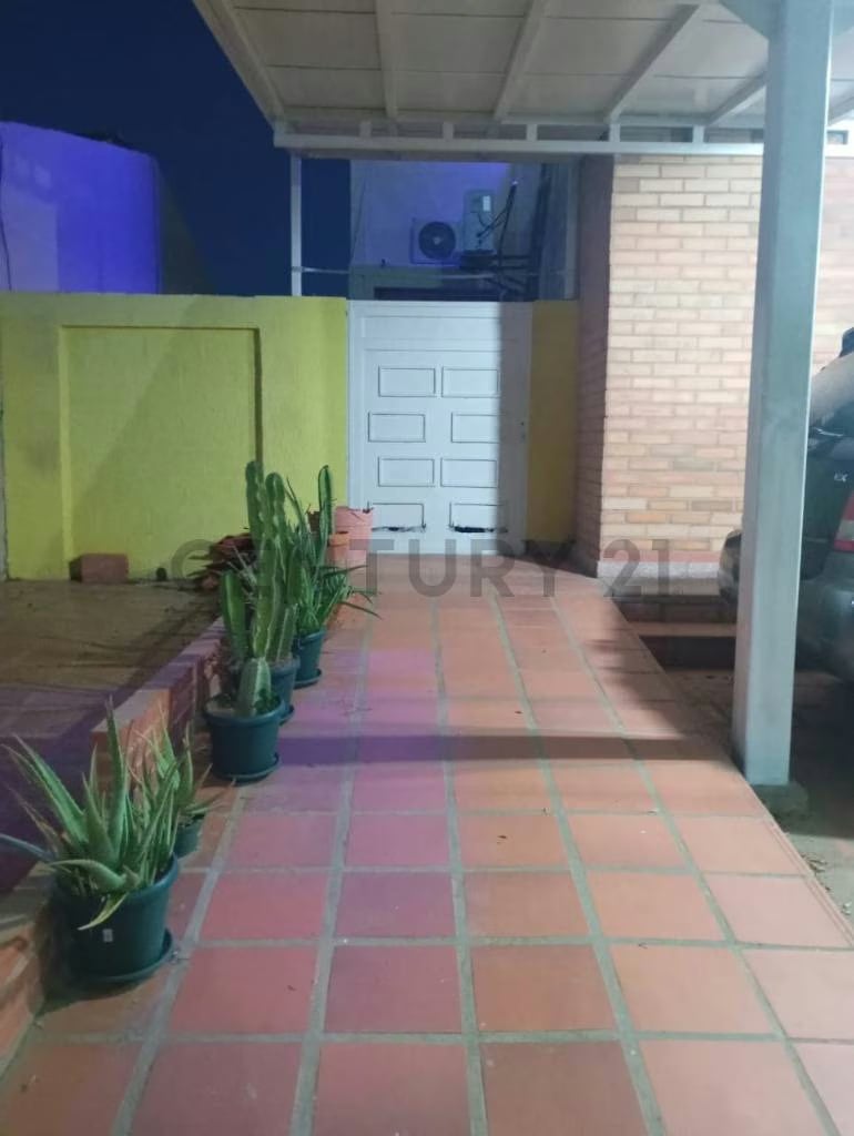 Century 21 La Coromotomo Realty vende casa en Terrazas del Lago II Maracaibo - 2