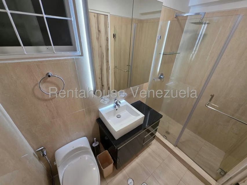 Apartamento (1 Nivel) en Alquiler en Lomas del Sol, Distrito Metropolitano - 13