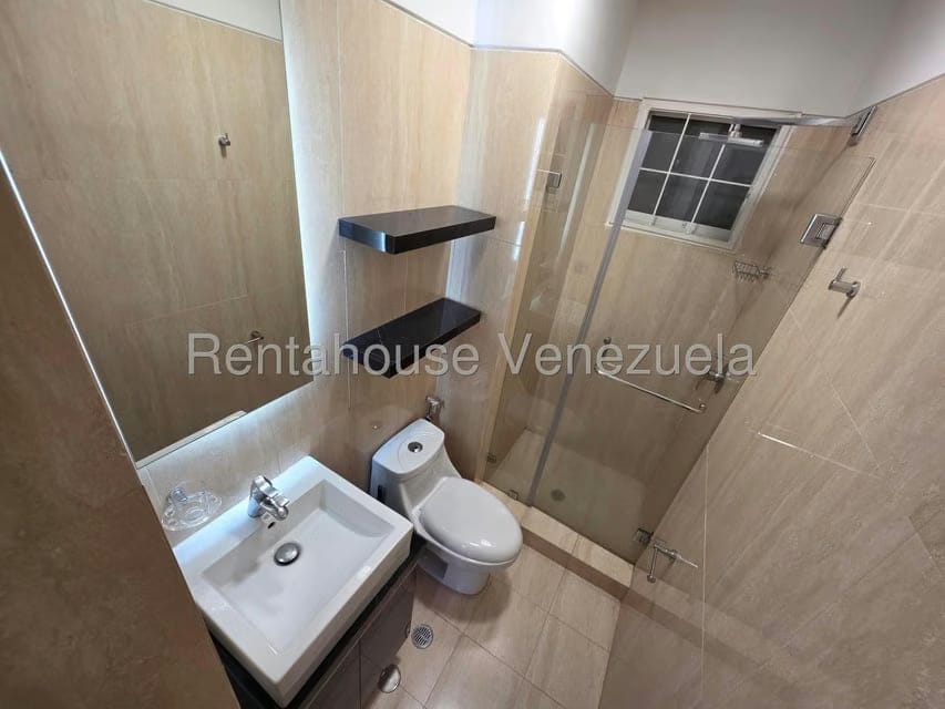 Apartamento (1 Nivel) en Alquiler en Lomas del Sol, Distrito Metropolitano - 16